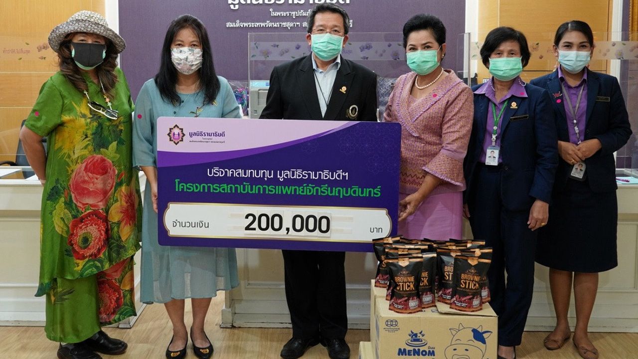บริจาค สมชาติ ชินธรรมมิตร์ บริจาคเงินจำนวน 200,000 บาท ให้ ผศ.นพ.ธงชัย พงศ์มฆพัฒน์ เพื่อสมทบทุนมูลนิธิรามาธิบดี ในการจัดซื้อเครื่องมือแพทย์โครงการสถาบันการแพทย์จักรีนฤบดินทร์ โดยมี มาลี สังวาลย์เล็ก มาร่วมรับมอบด้วย ที่อาคารสมเด็จพระเทพรัตน์ วันก่อน.
