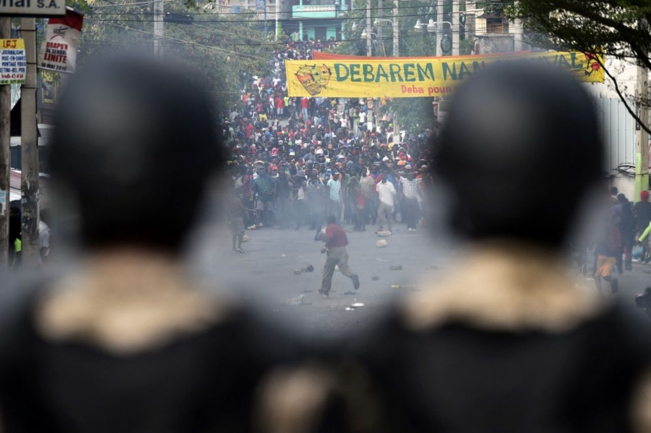 ตำรวจเผชิญหน้าผู้ชุมนุมในการประท้วงเมื่อ 12 กุมภาพันธ์ 2562