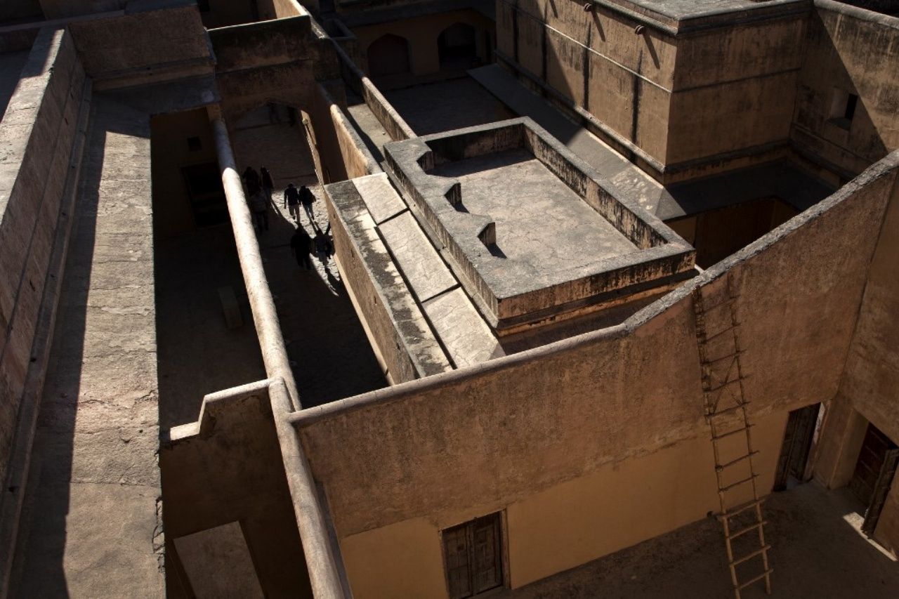 ป้อมอาเมร์ โบราณสถานสมัยศตวรรษที่ 12 สถานที่ท่องเที่ยวเลื่องชื่อใกล้เมืองชัยปุระ รัฐราชสถาน ในอินเดีย