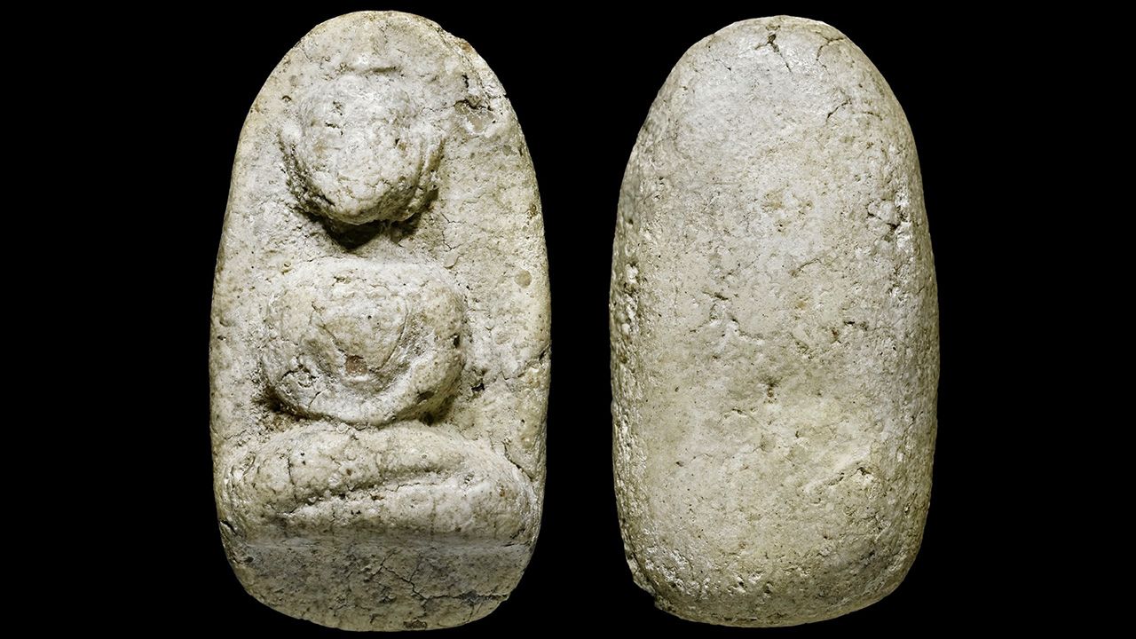 พระผงวัดพลับ พิมพ์ตุ๊กตาใหญ่ (ปีกกว้าง) สมเด็จพระญาณสังวร (สุก ไก่เถื่อน) วัด ราชสิทธาราม ของศูนย์ พระเครื่องธนบุรี.