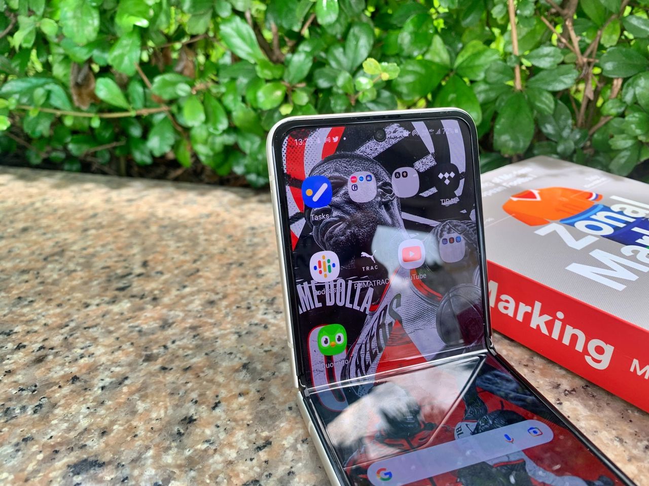 Galaxy Z Flip3 เป็นมือถือแฟชั่นที่ใช้งานได้ดีทีเดียว