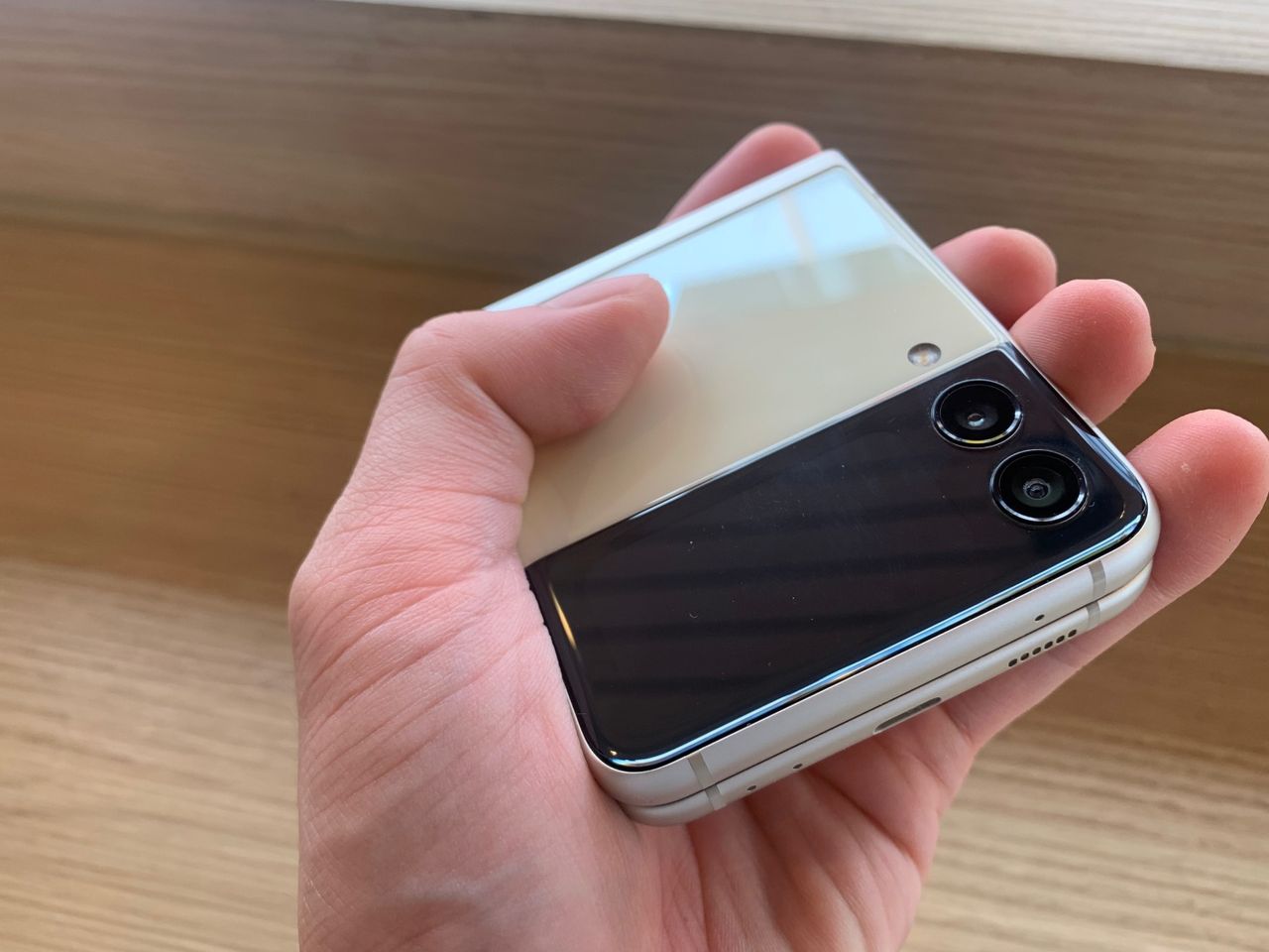 Galaxy Z Flip3 ใช้งานมือเดียวไม่ได้