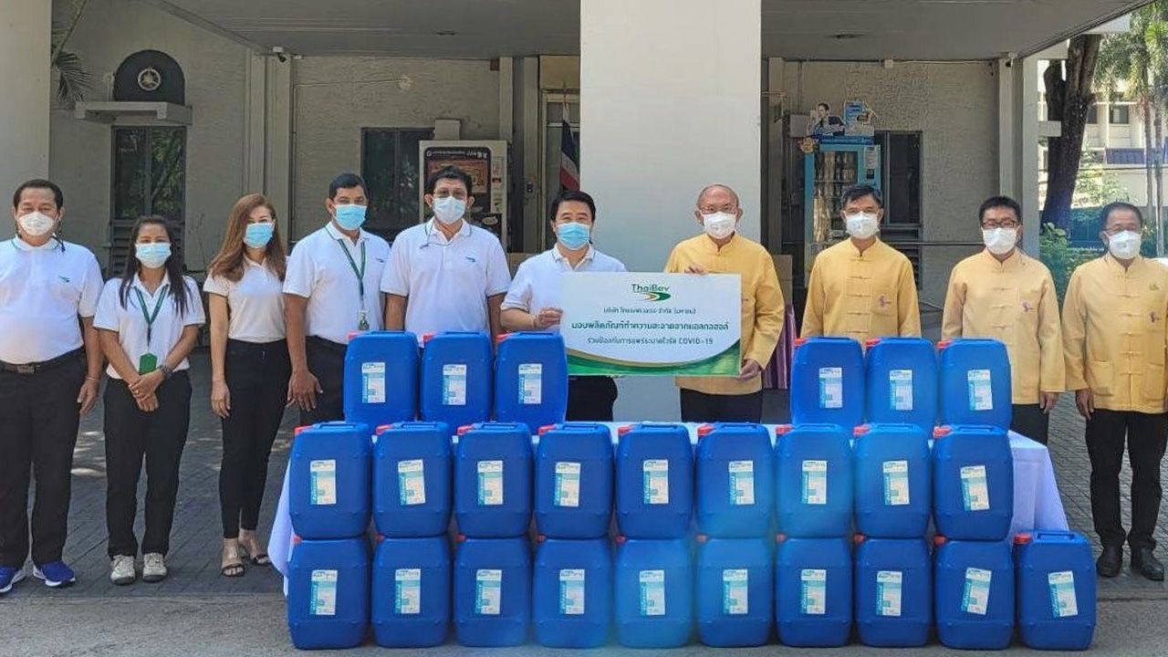 แอลกอฮอล์ ดร.สุดเขต สกุลทอง ผช.อธิการบดี ม.เชียงใหม่ รับมอบผลิตภัณฑ์แอลกอฮอล์ จาก ธีระวิทย์ ศิรินาม ผู้แทนบริษัท ไทยเบฟเวอเรจ เพื่อนำไปใช้ประโยชน์ในการป้องกันการแพร่ระบาดของไวรัสโควิด-19 โรงพยาบาลสนามของมหาวิทยาลัยเชียงใหม่ ที่มหาวิทยาลัยเชียงใหม่ วันก่อน.