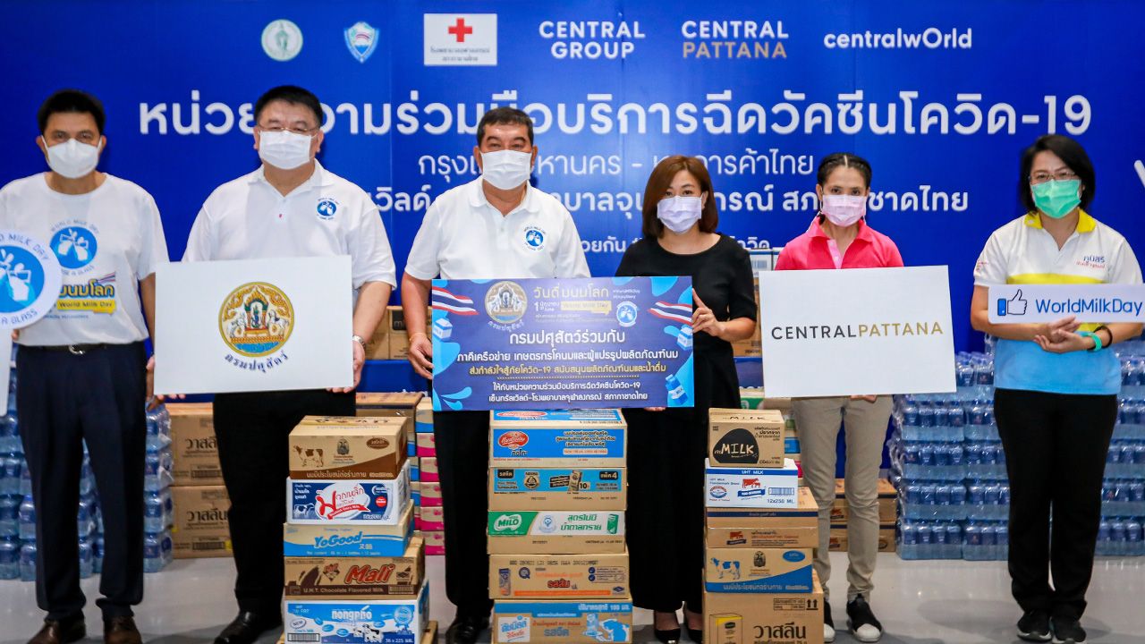 ไม่เหนื่อยแล้ว สุรเดช สมิเปรม, อำพล วริทธิธรรม และ ชัชวาลย์ มณีทัพ มอบผลิตภัณฑ์นมพร้อมดื่มและนํ้าดื่ม สำหรับหน่วยความร่วมมือบริการฉีดวัคซีนโควิด-19 โดยมี ขวัญแก้ว สิริจินดา, สุวภัทร ลี้พูลทรัพย์ และ ศุภลักษณ์ รัตนสาร เป็นตัวแทนรับมอบ ที่เซ็นทรัลเวิลด์ วันก่อน.