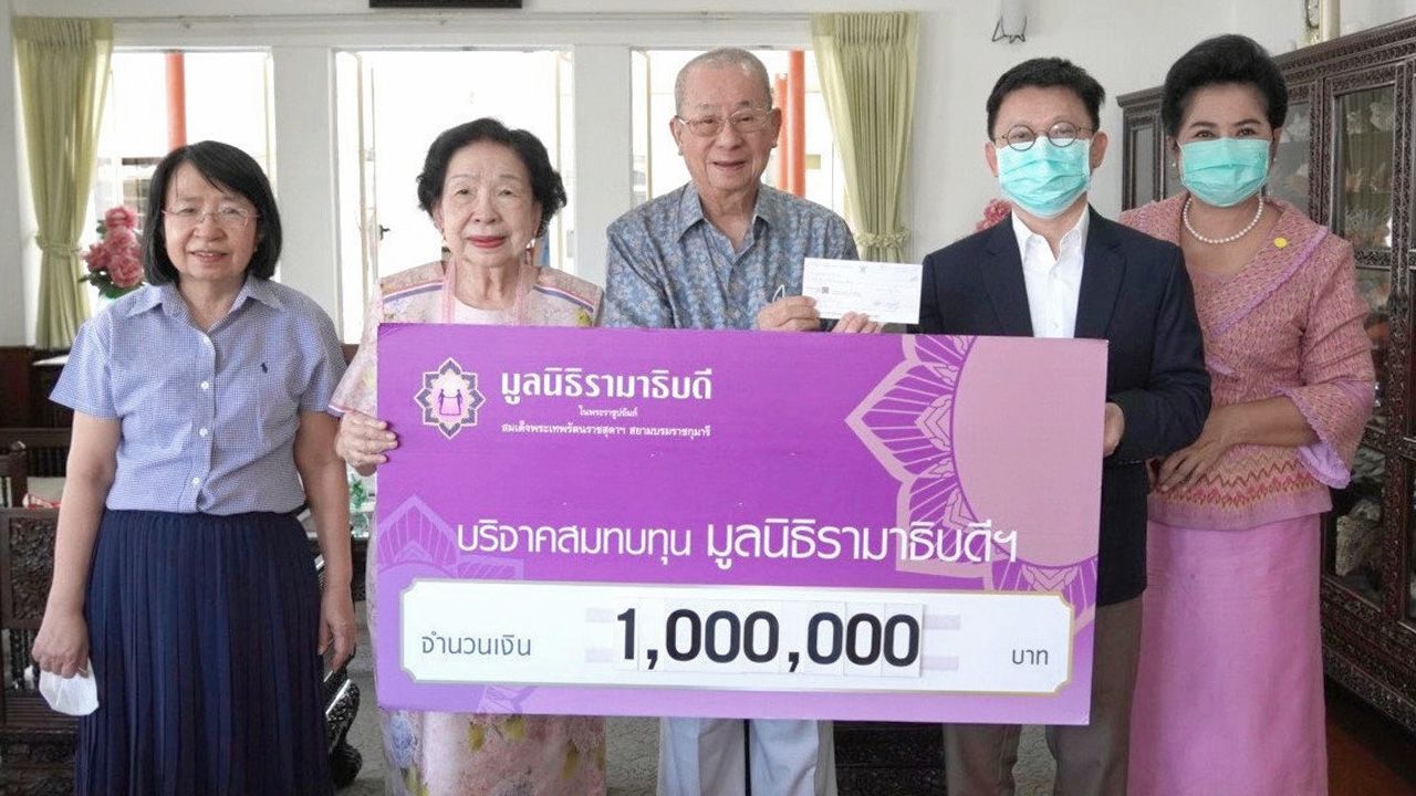 มอบเงิน - ร.ท.ชนินทร์-จณา วรรณดิษฐ์ บริจาคเงินจำนวน 1,000,000 บาท เพื่อสมทบทุนมูลนิธิรามาธิบดี ในการสนับสนุนอุปกรณ์ทางการแพทย์ช่วยเหลือผู้ป่วยติดเชื้อไวรัสโควิด-19 โดยมี ศ.นพ.สุรเดช หงส์อิง และ มาลี สังวาลย์เล็ก มารับมอบ ที่บ้านผู้บริจาค ย่านวัฒนา วันก่อน.