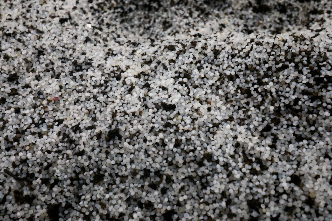 เม็ดพลาสติกจำนวนมากถูกคลื่นซัดมาเกลื่อนชายหาดของศรีลังกา