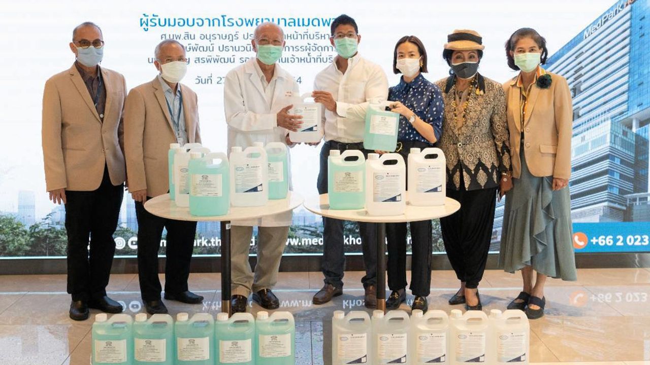 ไว้ป้องกัน - ศ.นพ.สิน อนุราษฏร์, นพ.จำเริญ สรพิพัฒน์ และ นพ.มัยธัช สามเสน รับมอบแอลกอฮอล์และสเปรย์เพื่อป้องกันไวรัสโควิด จาก ปานภ อุดมแก้วกาญจนา, พิมพ์สิริ จิตต์ การงาน และ ลลิสา จงบารมี  ในนาม บ.ยูเนี่ยน คอมปาวด์ ที่โรงพยาบาลเมดปาร์ค วันก่อน.