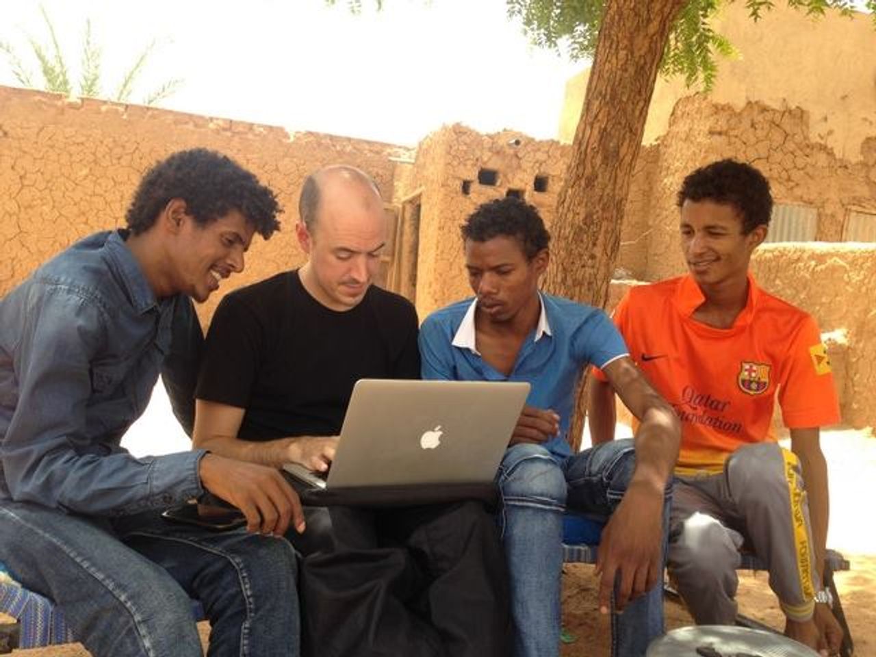 คริสโตเฟอร์ เคิร์กลีย์ (คนที่สองจากซ้าย) ชายผู้ก่อตั้ง Sahel Sounds