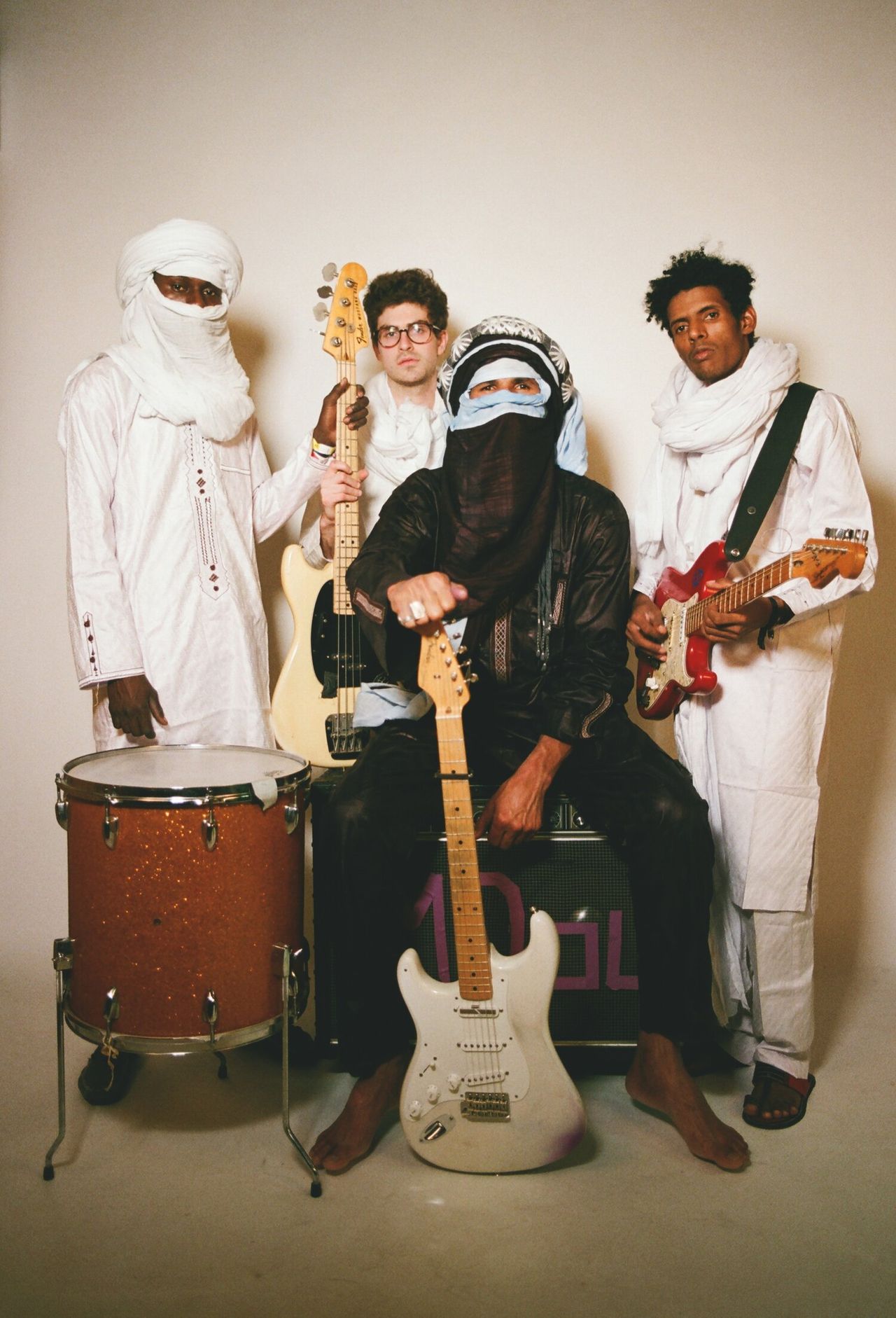 เอ็มดู ม็อกตาร์ (ชุดดำ) และชาวคณะ