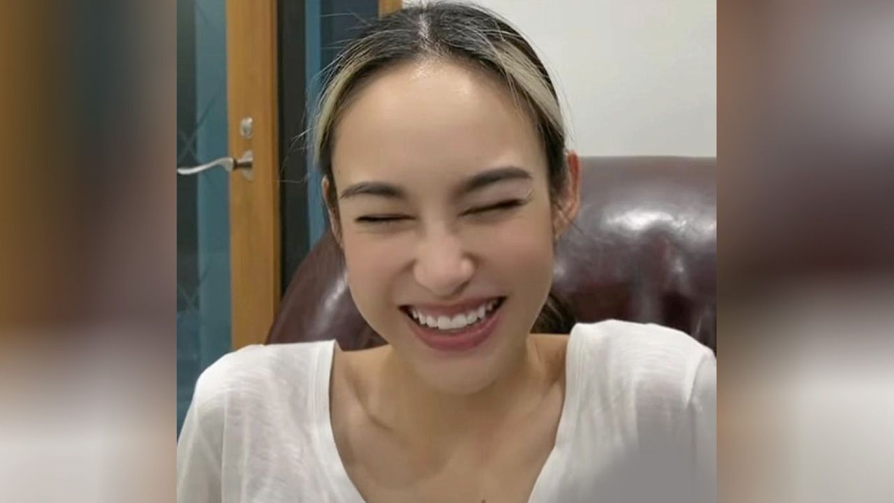 คลั่งแฟนมาก หลงแฟนมาก จู่ๆ นิว-วงศกร ก็ถ่ายคลิปลง Tik Tok บอกให้แฟนสาว นาว-ทิสานาฏ “ไหนหันซ้ายซิ หันขวาซิ หันมาซิ.....น่ารักว่ะ”...อืมมม์ อวยแฟนง่ายๆแบบนี้ก็ได้เหรอ?!