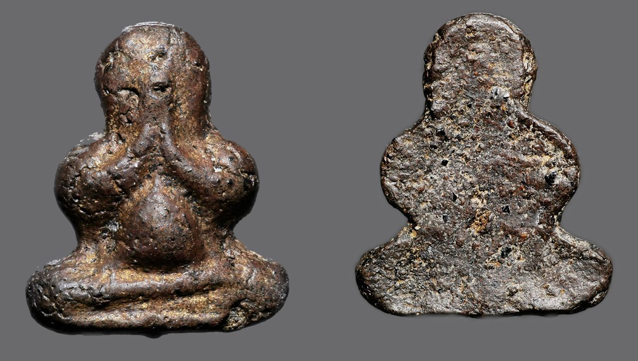 พระปิดตา พิมพ์พนมมือ หน้าเดียว เนื้อผงคลุกรัก หลวงปู่เอี่ยม วัดสะพานสูง ของ เพชร อิทธิ.