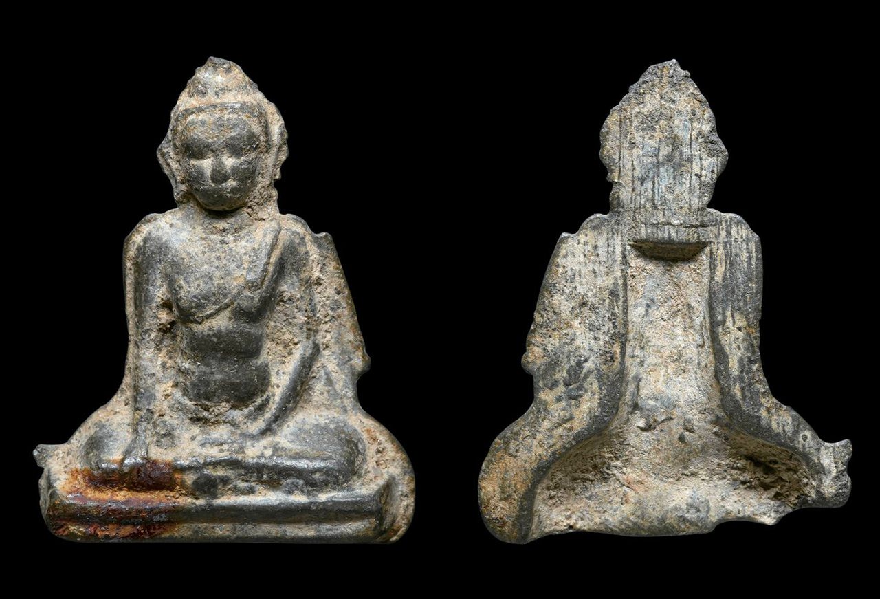 พระร่วงนั่งหลังลิ่ม กรุวัดช้างล้อม อ.ศรีสัชนาลัย ของ ปรีดา คูวิบูลย์ศิลป์.