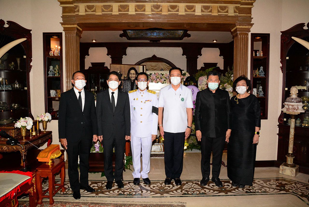 สู่สุคติ ประเสริฐ บุญสัมพันธ์ เป็นประธานในพิธีสวดพระอภิธรรมศพ ประภา ศีตวรรัตน์ เจ้าของร้านเพชร “ภา” มารดาของ เอกฉัตร ศีตวรรัตน์ โดยมี อนุทิน ชาญวีรกูล, วรภัค ธันยาวงษ์ และ สุทธิพงษ์-ดร.วันดี จุลเจริญ มาร่วมในพิธีด้วย ที่บ้านเลขที่ 7 ซอยอารีย์สัมพันธ์ 4 วันก่อน.