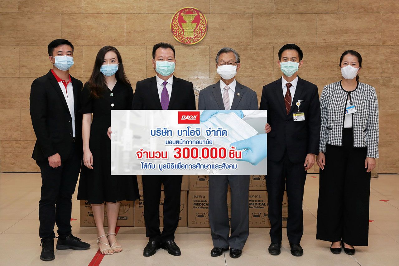 หน้ากากเด็ก ชวน หลีกภัย ประธานรัฐสภา รับมอบหน้ากากอนามัยสำหรับเด็กจำนวน 300,000 ชิ้น จาก ชาลี ลิ้ม ประธาน บ.บาโอจิ เพื่อให้มูลนิธิเพื่อการศึกษาและสังคมนำไปป้องกันการแพร่ ระบาดไวรัสโควิด โดยมี อินหนี หลิน และ จื่อ สง ไช่ มาร่วมมอบด้วย ที่อาคารรัฐสภา วันก่อน.