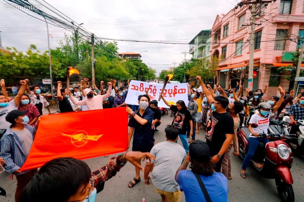ชาวเมียนมาชุมนุมประท้วงต่อต้านกองทัพก่อรัฐประหาร ที่เมืองมัณฑะเลย์ เมื่อ 14 มิ.ย.64