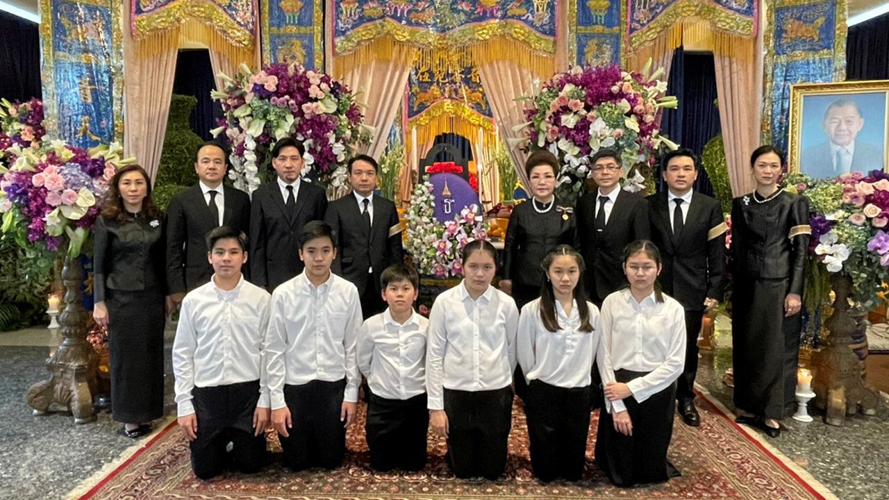หรีดพระราชทาน ดร.สมเกียรติ ชอบผล เป็นผู้แทนพระองค์ สมเด็จพระกนิษฐาธิราชเจ้า กรมสมเด็จพระเทพรัตนราชสุดาฯ สยามบรมราชกุมารี วางพวงหรีดพระราชทานศพ ดร.ผิน อักษรานุวัตร อดีตประธาน กก.กิตติมศักดิ์บริษัทสยามนุวัตร ที่วัดเทพศิรินทราวาส วันก่อน.