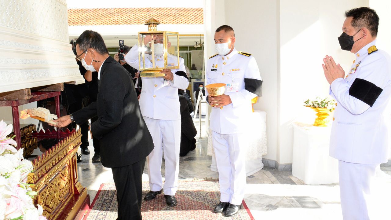 ปลายทางชีวิต นุรักษ์ มาประณีต องคมนตรี เป็นประธานในพิธีพระราชทานเพลิงศพ สุชาดา มงคลสุธี มารดาของ สุพันธุ์ มงคลสุธี ประธานสภาอุตสาหกรรมแห่งประเทศไทย ท่ามกลางญาติมิตรผู้รู้จักคุ้นเคยมาร่วมในพิธีด้วย ที่วัดเทพศิรินทราวาสราชวรวิหาร ถนนกรุงเกษม วันก่อน.