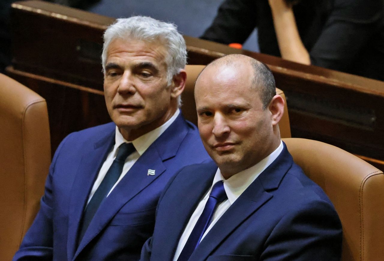 นาย ยาอีร์ ลาพิด ผู้นำพรรคสายกลาง และนาย นาฟตาลี เบนเนตต์ นายกรัฐมนตรีคนใหม่ของอิสราเอล