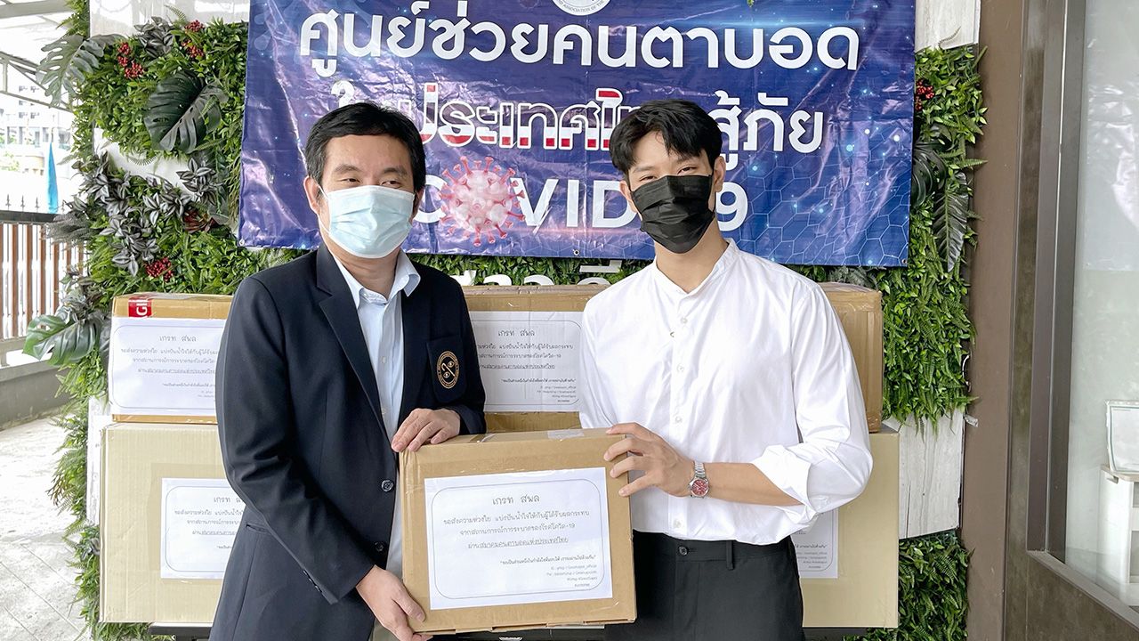 คนหล่อใจบุญ - เกรท–สพล อัศวมั่นคง นักแสดงวัยรุ่นสุดฮอต แพ็กของใช้ด้วยมือตัวเอง ทั้งหน้ากากอนามัย, เครื่องพ่นสเปรย์ น้ำยาฆ่าเชื้อโรค เพื่อนำไปมอบให้ผู้ได้รับผลกระทบโควิด-19 ที่ มูลนิธิกระจกเงา, สมาคมคนตาบอดแห่งประเทศไทย, ศูนย์ปฏิบัติธรรมฯ วัดป่าโสมพนัส จ.สกลนคร วันก่อน.