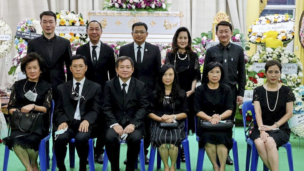 ปลายทางชีวิต - ศักดิ์ชัย ยอดวานิช, อุรวี เงารุ่งเรือง, ผศ.นพ.สุรินทร์ อัศววิทูรทิพย์, คณิพงษ์ แขวัฒนะ และ ดร.ณัฐริกา วายุภาพ นิติพน มาร่วมในพิธีสวดอภิธรรมศพ มัลลิกา อาภาภิรม แม่ยายของ มณเฑียร เจริญผล รองผู้ว่าการ สตง. ที่ศาลา 1 วัดลาดพร้าว วันก่อน.