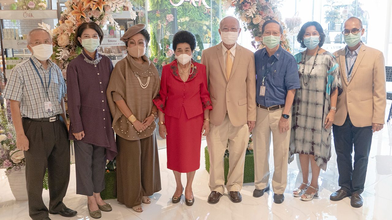 เปิดแล้ว - คุณหญิงโรส บริบาลบุรีภัณฑ์ เป็นประธานเปิด “โอลาลา โอเค” ร้านขายของฝากเยี่ยม โดยมี ศ.นพ.สิน อนุราษฏร์, นพ.พงษ์พัฒน์ ปธานวนิช, นพ.มัยธัช สามเสน, ลลิสา จงบารมี และ ศิริลักษณ์ ไม้ไทย มาร่วมงานด้วย ที่โรงพยาบาลเมดปาร์ค พระราม 4 วันก่อน.