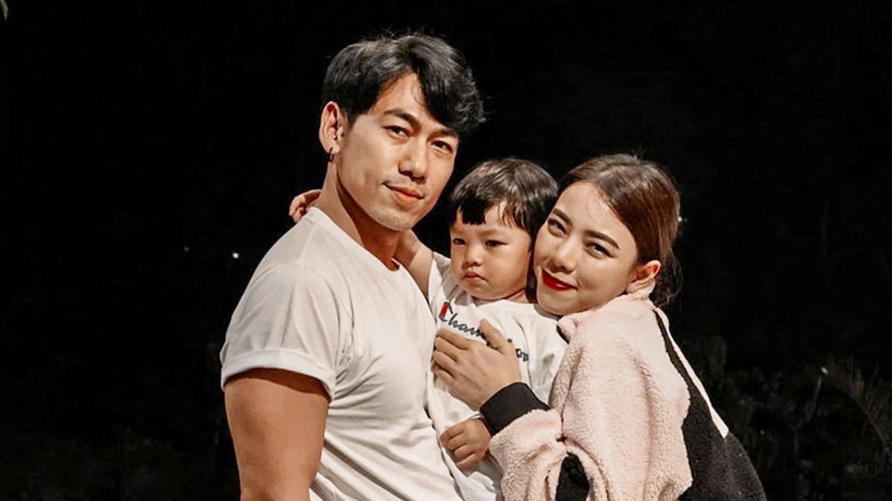 แม้จะยังไม่มีคำตอบชัดๆ แต่คุณสามี ดีเจเพชรจ้า ก็ได้โพสต์คลิปลูกชาย น้องไทก้า นั่งกินก๋วยเตี๋ยว ซึ่งกล้องก็ถ่ายให้เห็นแว่บๆว่าภรรยา นิวเคลียร์ ก็นั่ง อยู่ข้างๆนั่นแหละ...สยบลือได้นิดนึง!