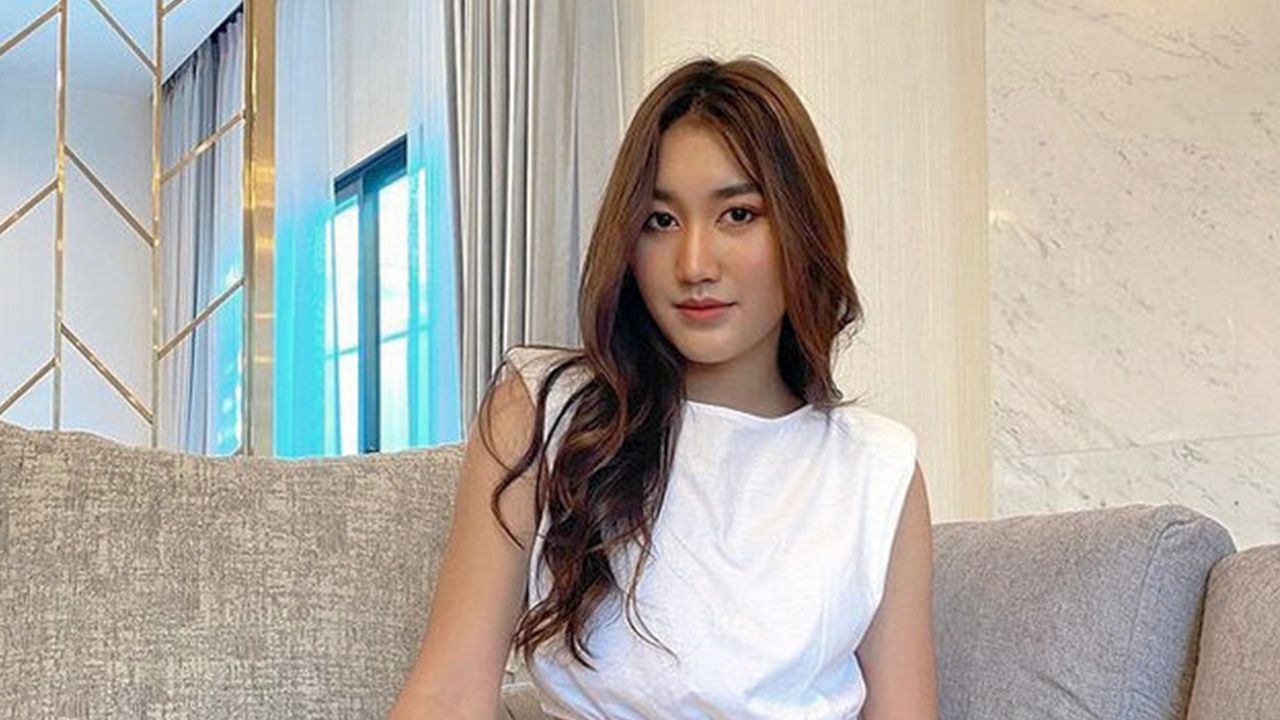 เอาอีกแล้วๆ พ่อคนขี้หวงเข้าไปส่องไอจีสาว เบสท์-รักษ์วนีย์ พอเห็นใส่เสื้อเอวลอย ตงตง-กฤษกร ก็เข้ามาเมนต์ทันที “อย่าดื้อนะ จับตาดูอยู่”...แหม ใจคอจะเก็บไว้ดูอยู่คนเดียวรึไงจ๊ะพ่อ!
