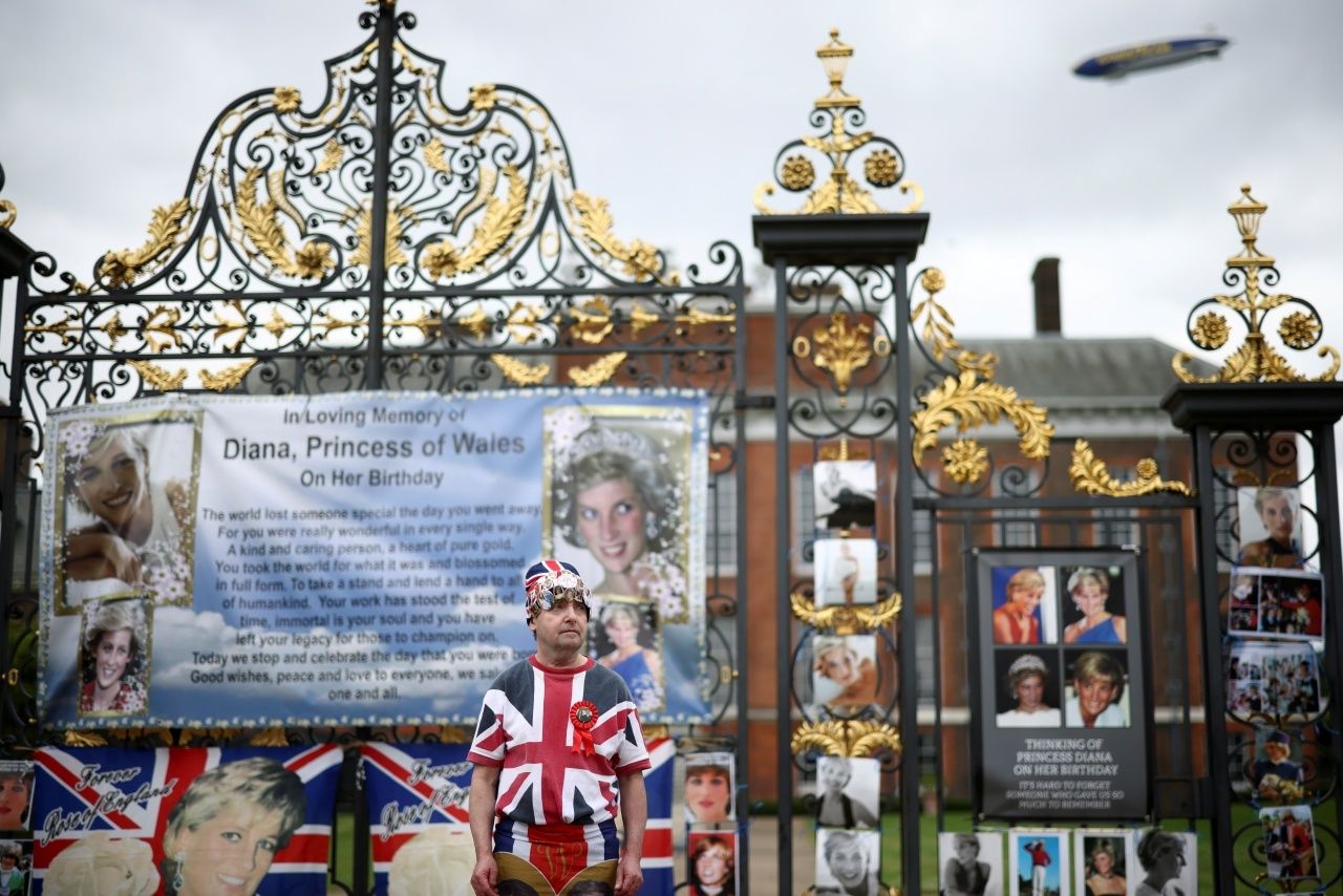 ชาวอังกฤษมาเฝ้ารอชมพิธีเปิดพระรูปปั้นเจ้าหญิงไดอานา ที่บริเวณด้านหน้าพระราชวังเคนซิงตัน