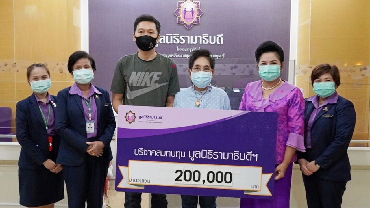 บริจาคมูลนิธิ - กนกพร ชีวันสิริสุข บริจาคเงินจำนวน 200,000 บาท ให้ มาลี สังวาลย์เล็ก รอง ผจก.มูลนิธิรามาธิบดี เพื่อสมทบทุนมูลนิธิรามาธิบดี จัดซื้ออุปกรณ์เครื่องมือทางการแพทย์โครงการสถาบันการแพทย์จักรีนฤบดินทร์ ที่อาคารสมเด็จพระเทพรัตน์ มูลนิธิรามาธิบดี วันก่อน.