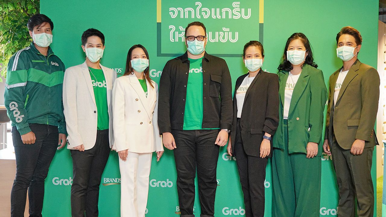 แจกซุปไก่เพิ่มพลัง - อเลฮานโดร โอโซริโอ, เมธิณี อนวัชกุล และ ชลิยา จุลโมกข์ สุชาโต เปิดแคมเปญ “จากใจแกร็บ...ให้พี่คนขับ” มอบแบรนด์ซุปไก่สกัด จำนวน 2.4 แสนขวด ยกย่องมุ่งมั่นบริการส่งต่อให้พาร์ทเนอร์คนขับแกร็บทั่วประเทศ ที่อาคารธนภูมิ ถ.เพชรบุรี วันก่อน.