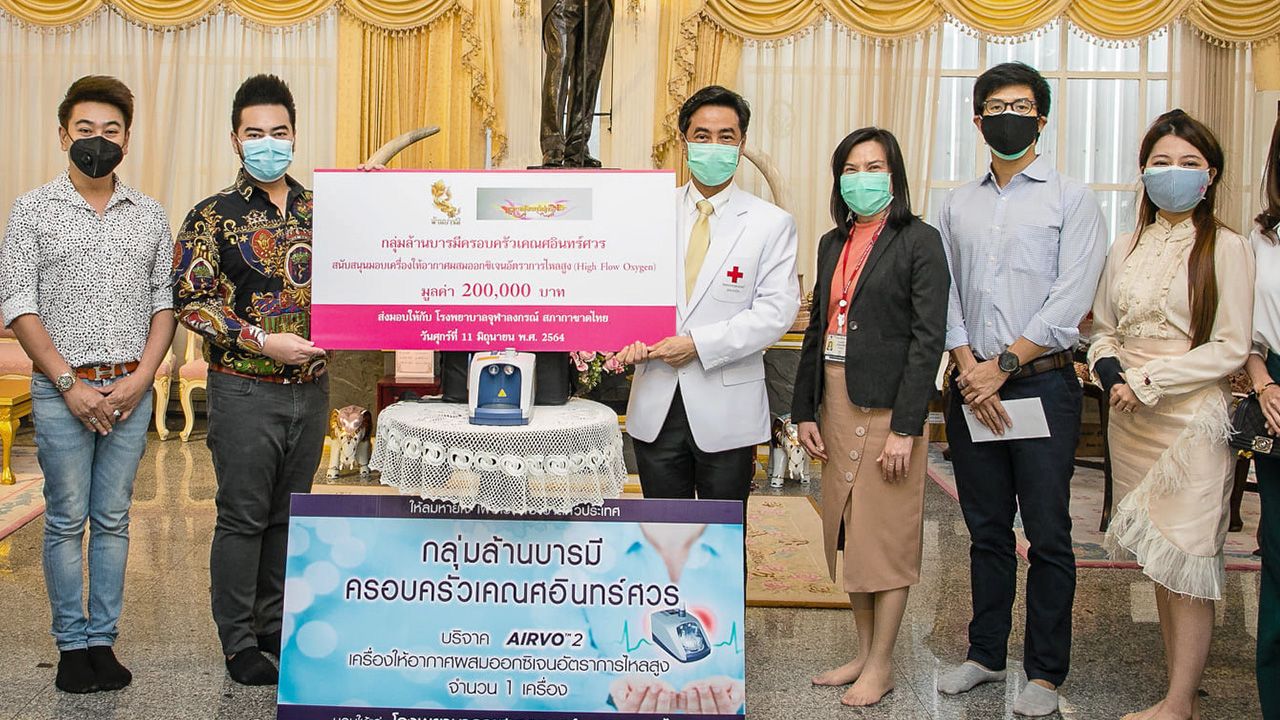 ร่วมห่วงใย - ศ.นพ.สุทธิพงศ์ วัชรสินธุ ผอ.รพ.จุฬาลงกรณ์ สภากาชาดไทย มอบเครื่องให้อากาศผสมออกซิเจนอัตราการไหลสูง มูลค่า 200,000 บาท จาก กลุ่มล้านบารมีครอบครัวเคณศ อินทร์ศวร เพื่อช่วยเหลือผู้ป่วยโควิด-19 ที่ศาลาทินทัต รพ.จุฬาลงกรณ์ สภากาชาดไทย วันก่อน.