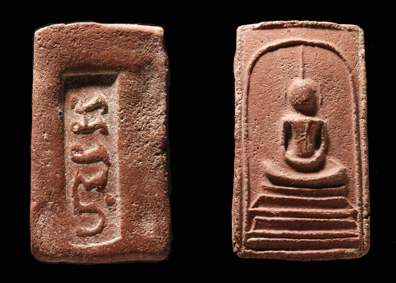 พระสมเด็จ อรหังแดง หลังโต๊ะกัง พิมพ์ฐานคู่ วัดสร้อยทอง ของ สุกฤษ จตุเทวประสิทธิ์.