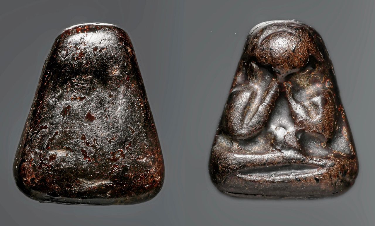 พระปิดตา เนื้อผงคลุกรักจุ่มรัก พิมพ์เล็ก หลังเรียบ หลวงพ่อแก้ว วัดเครือวัลย์ ของอิทธิ ชวลิตธำรง.