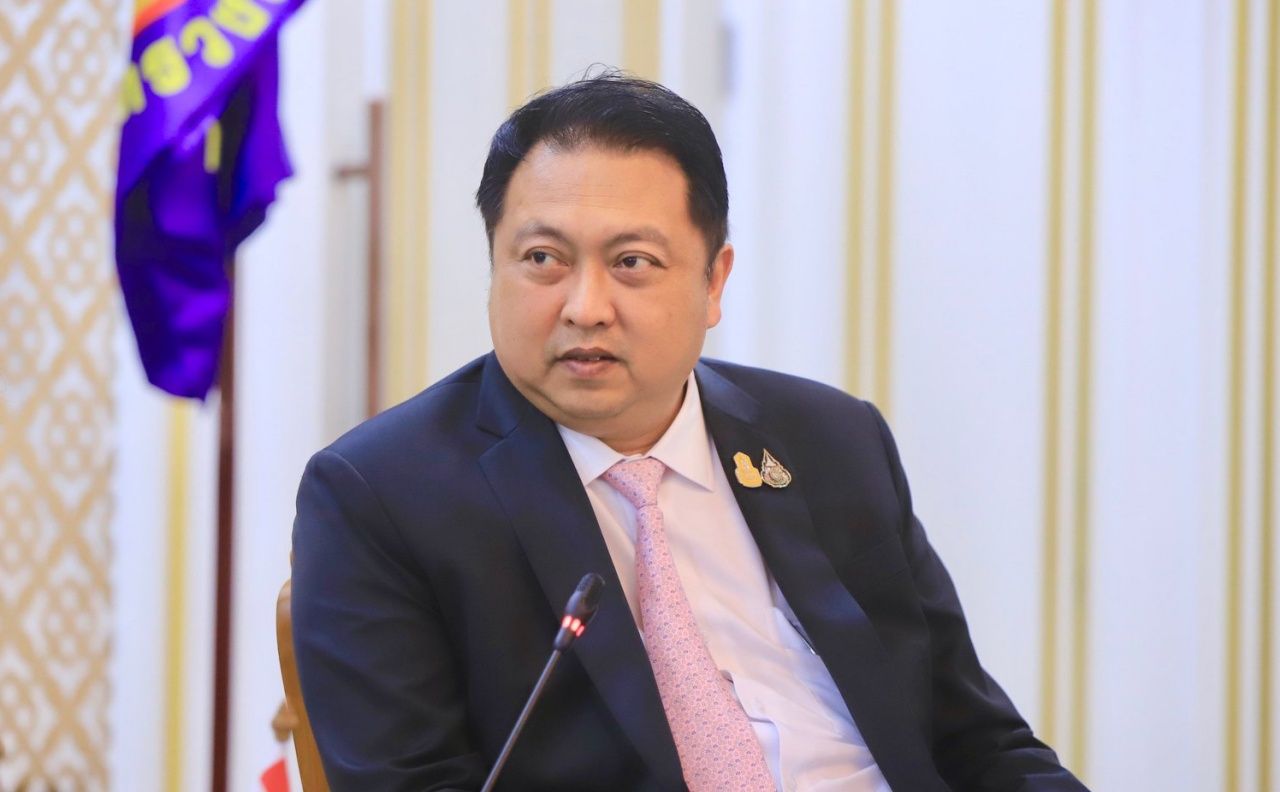 นายสุชาติ ชมกลิ่น รัฐมนตรีว่าการกระทรวงแรงงาน