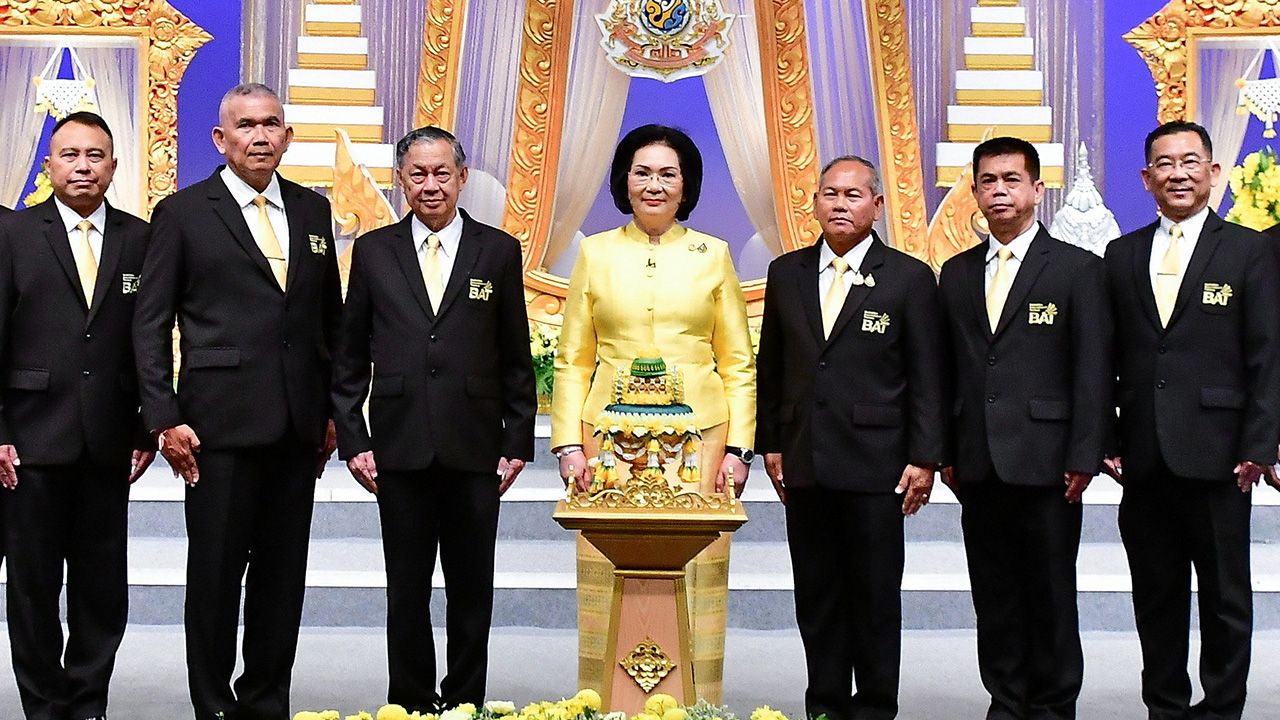 ถวายพระพร - คุณหญิงปัทมา ลีสวัสดิ์ตระกูล นายกสมาคมกีฬาแบดมินตัน นำคณะกรรมการสมาคมเข้าบันทึกเทปถวายพระพร วันเฉลิมพระชนมพรรษา พระบาทสมเด็จพระเจ้าอยู่หัว โดยมี พล.อ.อ.มณฑล สัชฌุกร และ พล.อ.อ.ถาวร ศิริสัมพันธ์ มาร่วมงานด้วย ที่ช่อง 5 วันก่อน.