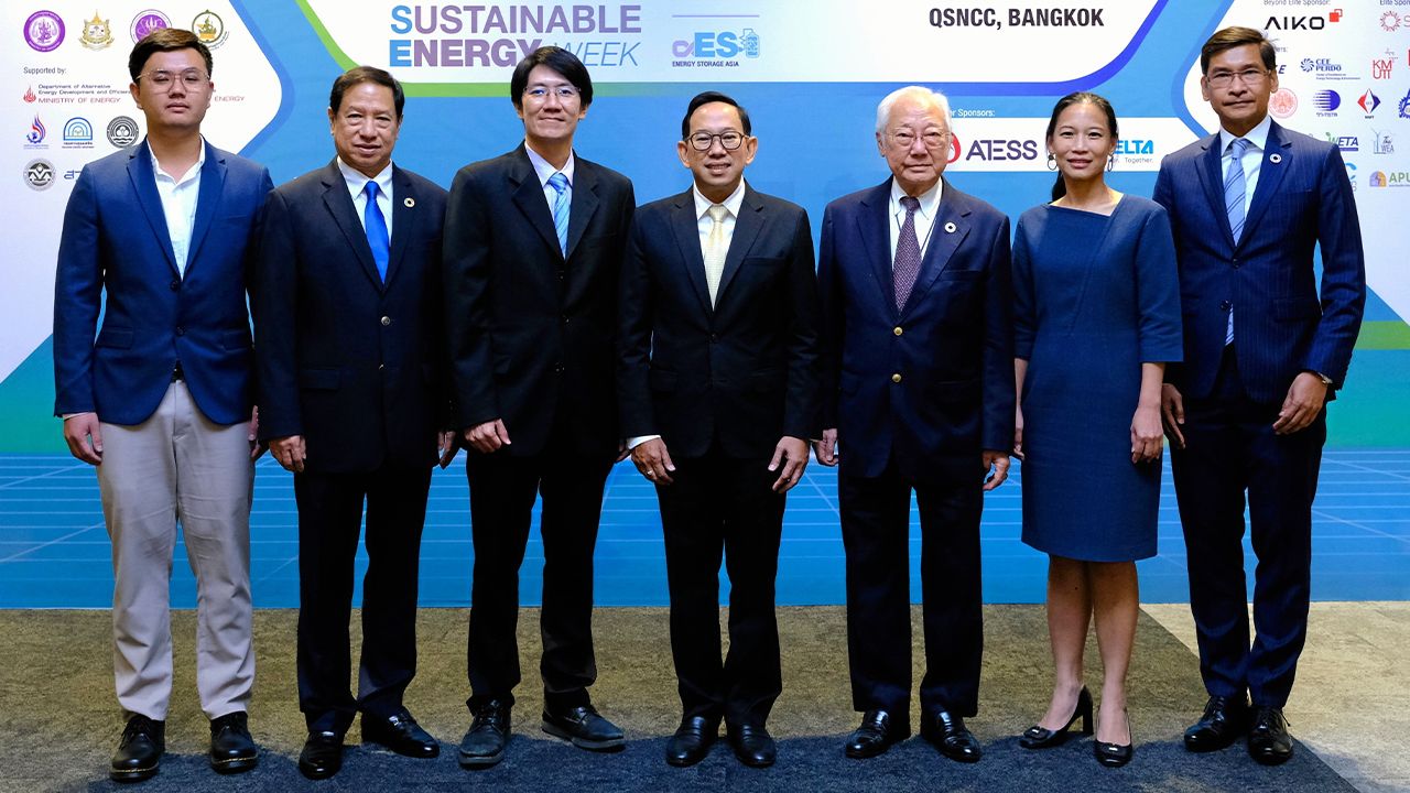 อย่าพลาด - วัฒนพงษ์ คุโรวาท, มนู เลียวไพโรจน์ และ ดร.พิมพา ลิ้มทองกุล แถลงข่าวการจัด “ASEAN Sustainable Energy Week 2024” งานแสดงเทคโนโลยีด้านพลังงานทดแทน ระหว่าง 3-5 ก.ค. โดยมี ศ.ดร.นวดล เหล่าศิริพจน์ มาร่วมงานด้วย ที่ศูนย์การประชุมแห่งชาติสิริกิติ์ วันก่อน.