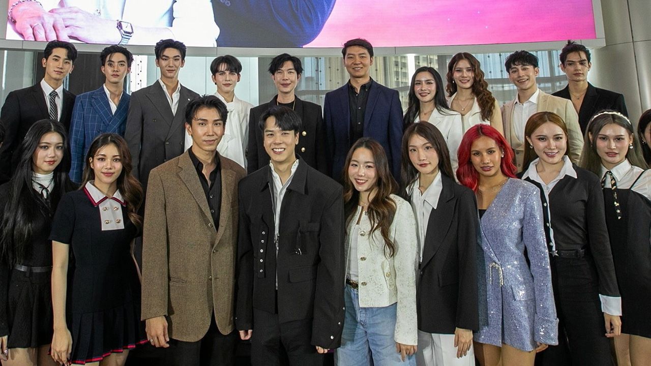 เตรียมจิ้น - ยชญ กรณ์หิรัญ ผู้บริหารสตาร์ ฮันเตอร์ เอ็นเตอร์ เทนเม้นต์ และ ผ่านศึก ธงรบ ผู้บริหารอ้ายฉีอี้ ประจำประเทศไทย จัดงาน แถลงข่าวเปิดตัวซีรีส์วายเรื่อง “ Sunset x Vibes (เพียงชลาลัย)” นำแสดงโดยคู่จิ้นนักหยุม มอส-ภาณุวัฒน์ โสประดิษฐ และ แบงค์-มณฑป เหมตาล พร้อมทัพนักแสดงมาร่วมแสดงความยินดี ณ SCBX NEXT TECH ชั้น 4 สยามพารากอน วันก่อน.