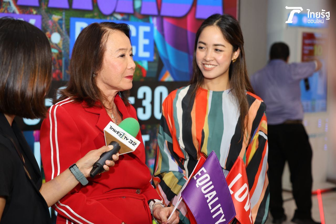 ศุภลักษณ์ อัมพุช รองประธานภาคีเครือข่ายภาคเอกชน และ ธนวลัย วัชรพล ประธานเจ้าหน้าที่บริหารสายงานคอนเทนต์ออนไลน์ ไทยรัฐกรุ๊ป