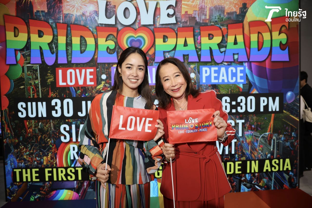 ศุภลักษณ์ อัมพุช รองประธานภาคีเครือข่ายภาคเอกชน (ขวา) และ ธนวลัย วัชรพล ประธานเจ้าหน้าที่บริหารสายงานคอนเทนต์ออนไลน์ ไทยรัฐกรุ๊ป (ซ้าย) ถ่ายภาพร่วมกัน