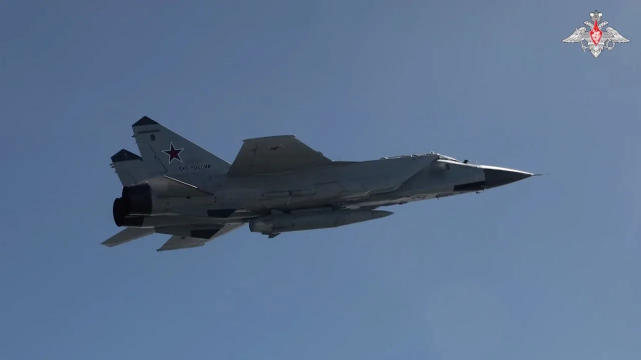 เครื่องบินขับไล่ MIG-31 ของรัสเซียติดตั้งขีปนาวุธความเร็วเหนือเสียง ‘คินซาล’ ปฏิบัติการซ้อมรบนิวเคลียร์เชิงยุทธวิธี ขั้นที่ 2 กับเบลารุส เมื่อ 11 มิ.ย.2567