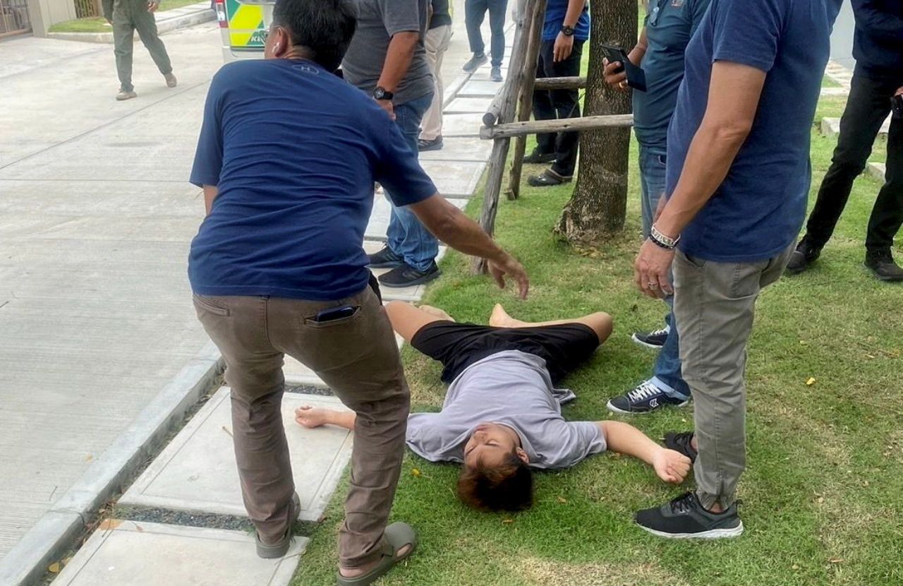 ไอ้แซนมือฆ่าตัดมือแฟนสาว แขนขาหมดแรง ขณะถูกตำรวจหิ้วตัวไป