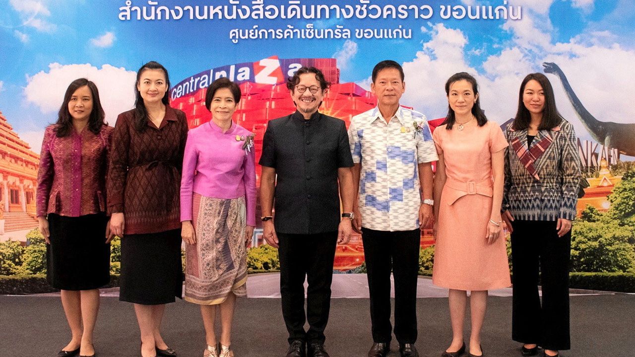 สะดวกมาก - วรวุฒิ พงษ์ประภาพันธ์, ศิริวัฒน์ พินิจพานิชย์ และ รุจิเรศ นีรปัทมะ เปิดสำนักงานหนังสือเดินทางชั่วคราว เพื่ออำนวยความสะดวกแก่ประชาชน ให้บริการทุกวันจันทร์-วันศุกร์ โดยมี เพ็ญภัสสร ตงศิริ และ วิชญา สินธุเสน มาร่วมงานด้วย ที่เซ็นทรัล ขอนแก่น วันก่อน.