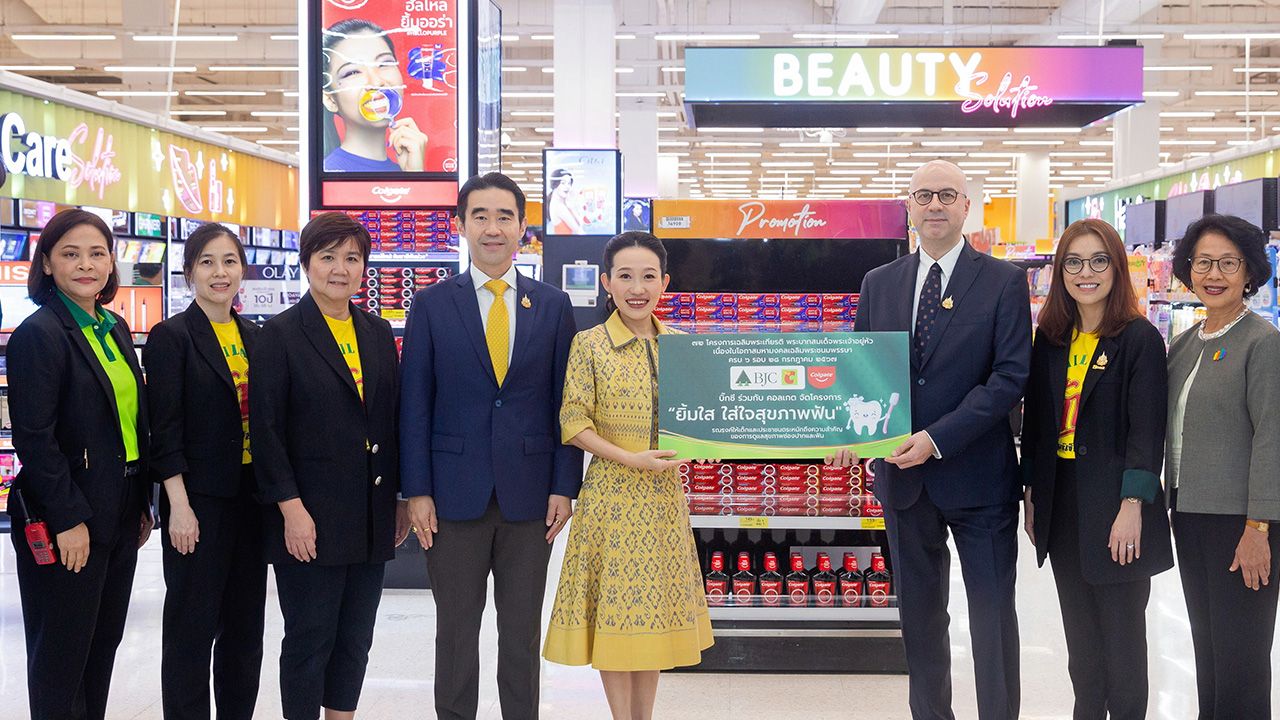 ยิ้มสวย - อัศวิน-ฐาปณี เตชะเจริญวิกุล และ รอฟ เกอร์บัส เปิดโครงการ “ยิ้มใส ใส่ใจสุขภาพฟัน” เพื่อรณรงค์ให้ตระหนักถึงความสำคัญของการดูแลสุขภาพช่องปากและฟัน โดยมี สุรีย์ ชูรัฐเจริญ และ อรนิดา วิมลวัฒนาภัณฑ์ มาร่วมงานด้วย ที่บิ๊กซี สาขาพระราม 4 วันก่อน.