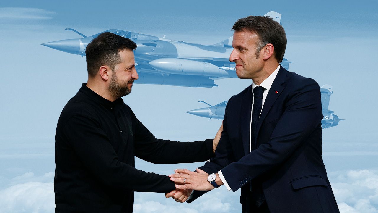 เอ็มมานูเอล มาครง ประธานาธิบดีฝรั่งเศส จับมือทักทายโวโลดิเมียร์ เซเลนสกี ประธานาธิบดียูเครนที่มาฝรั่งเศส เพื่อขอให้ผู้นำชาติตะวันตกสนับสนุนยูเครนสู้กับรัสเซีย