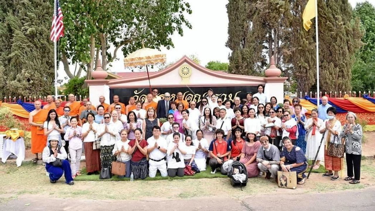 ฉลอง 42 ปี - พระเทพวชิรวิเทศ เจ้าอาวาสวัดพรหมคุณาราม เมืองฟีนิกซ์ รัฐอริโซนา สหรัฐฯ เป็นประธานฝ่ายสงฆ์ โดยมี ชูศิลป์–พญ.รัมภา พันธุเสวี เป็นประธานฝ่ายฆราวาส งานฉลอง 42 ปี และเปิดป้ายวัด.