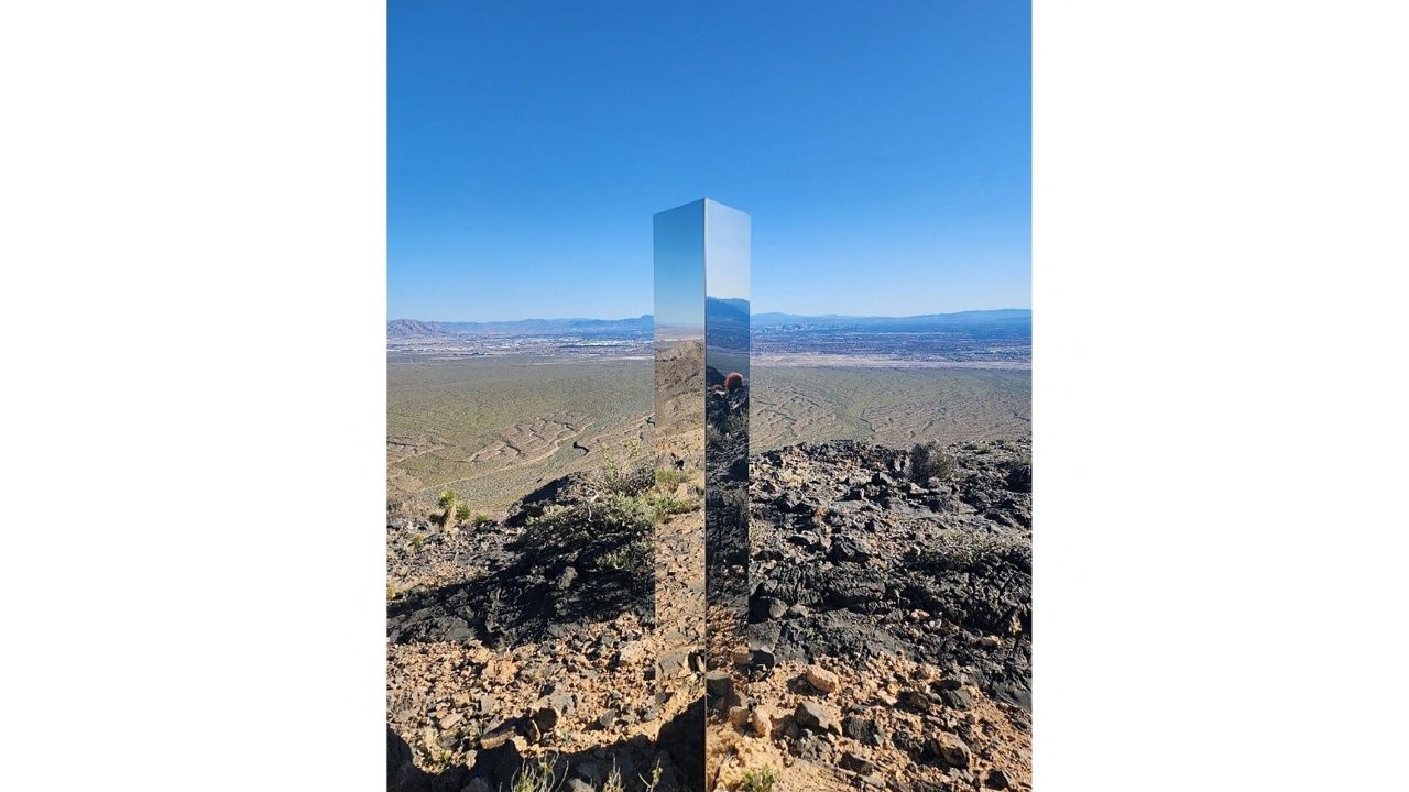 เสาโลหะปริศนากลางทะเลทราย ในรัฐเนวาดา ประเทศสหรัฐฯ และถูกตำรวจรื้อถอนไปแล้วเมื่อปลายเดือนมิถุนายน 2567