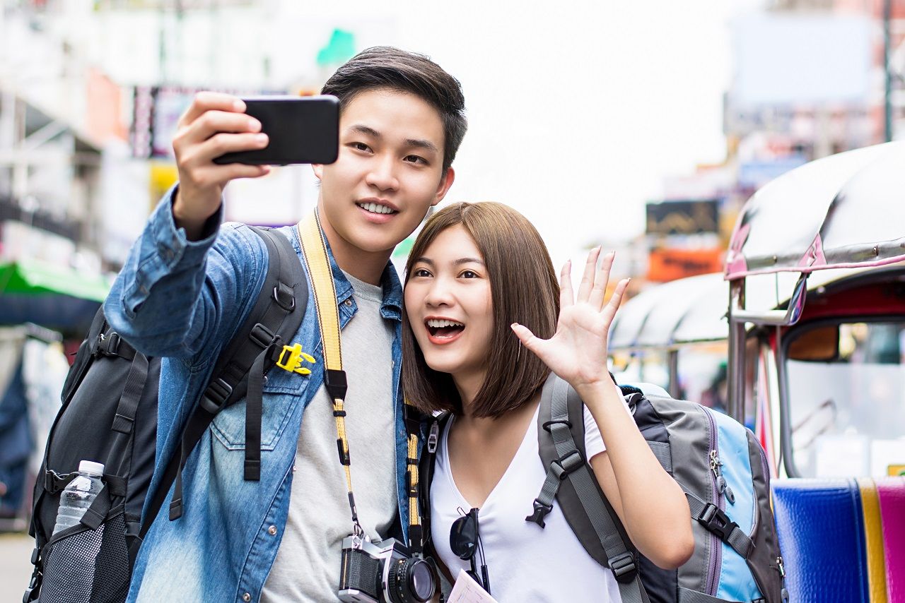 นักท่องเที่ยวจีนในไทยกว่า 60% เป็นกลุ่มคนรุ่นใหม่ในรุ่น Gen Y และ Gen Z ที่ชอบท่องเที่ยวด้วยตนเอง ไม่ใช้บริการทัวร์ (ภาพจาก iStock)
