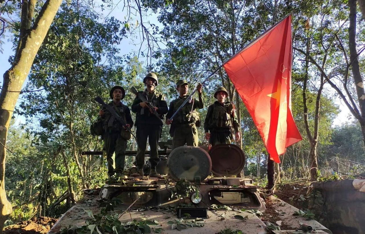 กองกำลังกลุ่มชาติพันธุ์ยึดยานเกราะของกองทัพเมียนมา