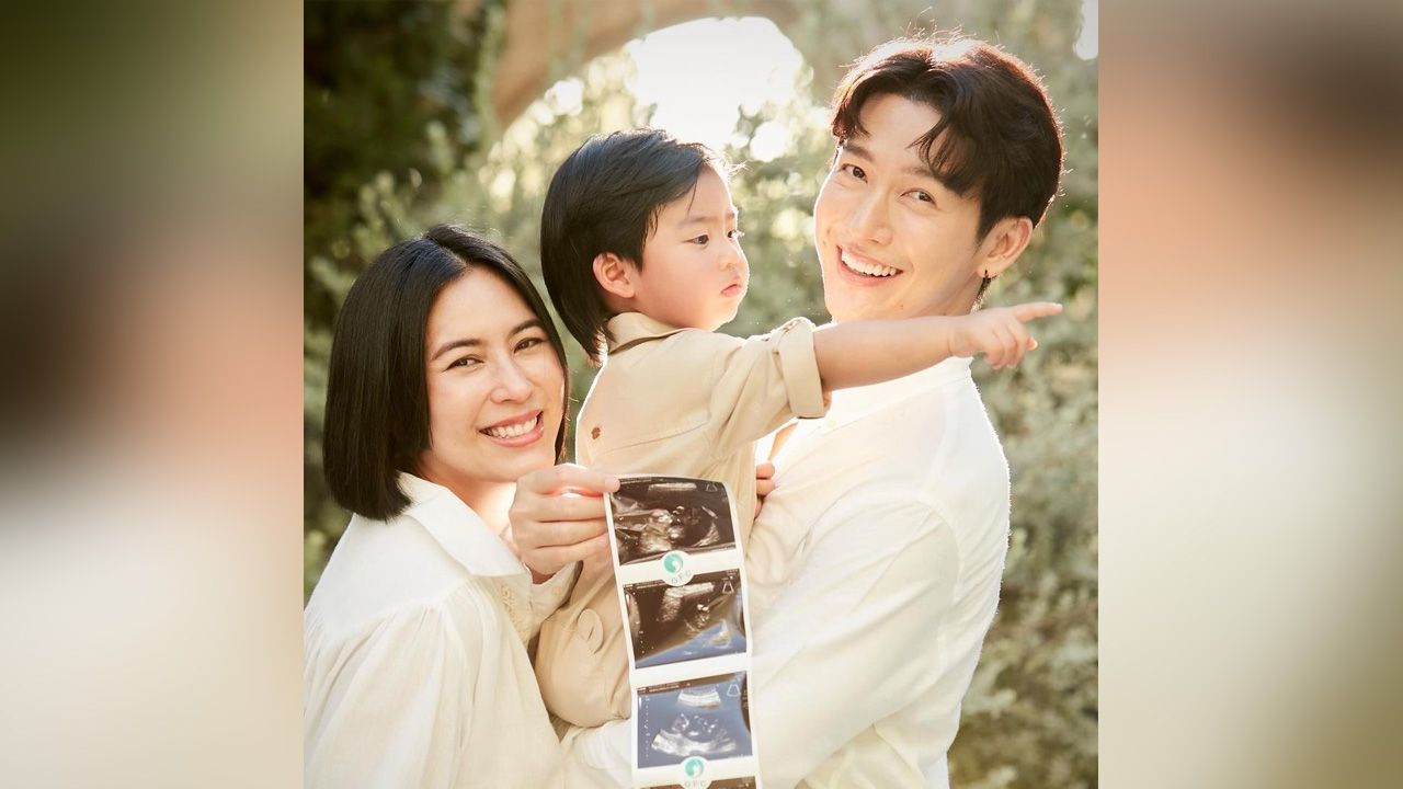 ด้านสาว จุ๋ย-วรัทยา ก็ควงคุณสามี พุฒ-พุฒิชัย และลูกชาย น้องพีร์เจ ออกมาประกาศข่าวดีว่าท้องลูกคนที่สองแล้ว โดยเอาอัลตร้าซาวด์มาโชว์ด้วย...นึกถึงตอนแรกแม่มีโอกาสมีลูกยาก แต่วันนี้มีคนที่สองแล้ว!