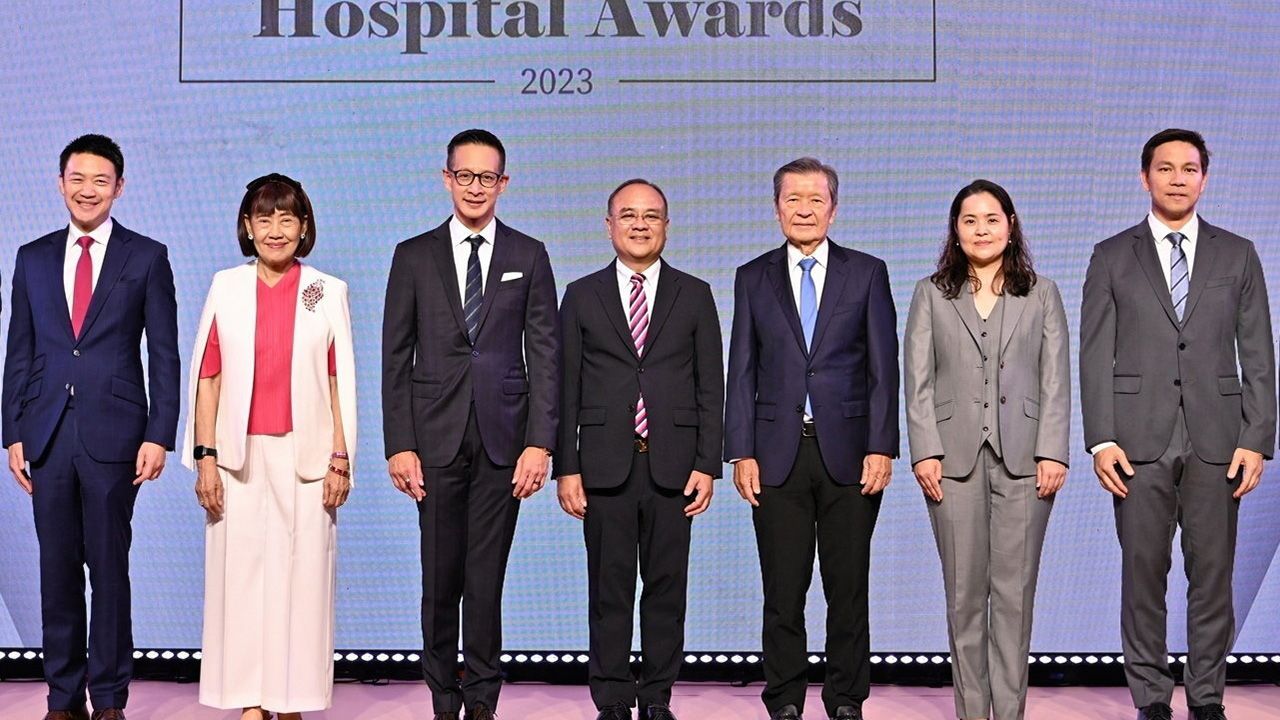 เป็นเลิศ-ชูฉัตร ประมูลผล เป็นประธานมอบรางวัล “Muang Thai Life Assurance Hospital Awards 2023” เพื่อเชิดชูเกียรติความมุ่งมั่นการให้บริการเป็นเลิศสร้างความพึงพอใจแก่ลูกค้า โดยมี สันติ วิริยะรังสฤษฎ์ และ สาระ ล่ำซำ มาร่วมงานด้วย ที่โรงแรมสยาม เคมปินสกี้ วันก่อน.